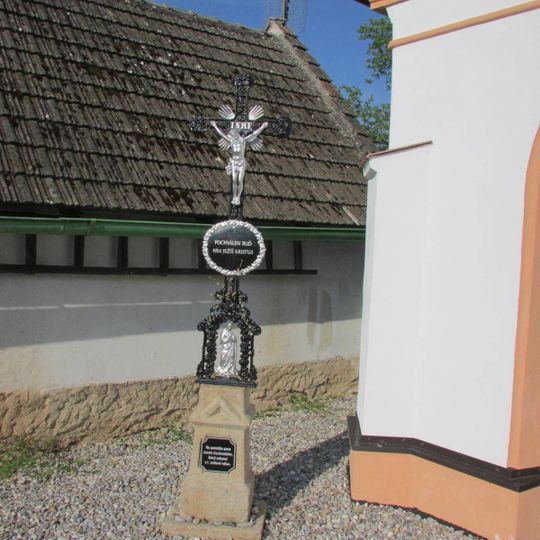 Kříž u kaple ve Vystrkově