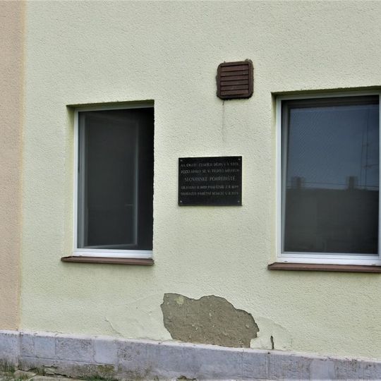 Pamětní deska slovanského pohřebiště na školce v Řepově