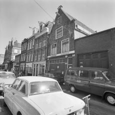 Pand met latere gevel, bekroond door een punttop