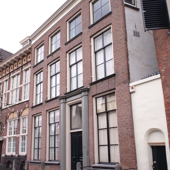 Pand met gevel met rechte kroonlijst