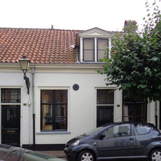 Laag gepleisterd huisje met rechte kroonlijst