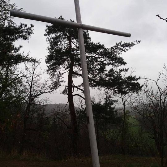 Bílý kříž jižně od Lubence