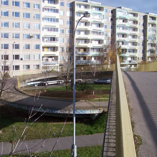 Lávka přes Mukařovského ulici u zastávky Amforová