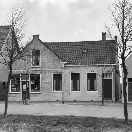 Huis met gecombineerde top- en dwarsgevel