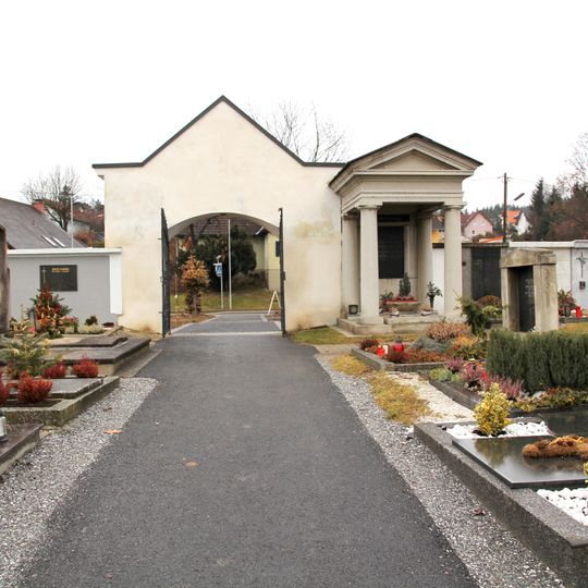 Friedhof mit Torbau