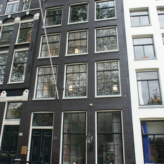 Pand met gevel onder gesneden rechte lijst met deurpartij uit dezelfde tijd