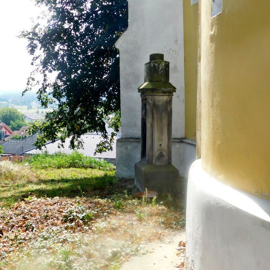 Kříž za kostelem v Jirnách