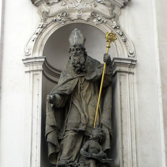 Socha svatého Mikuláše na závěru kostela svatého Mikuláše na Starém Městě v Praze