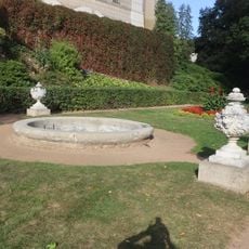 Dekorativní vázy u zámku Náměšť nad Oslavou