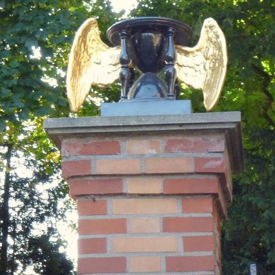 Algemene begraafplaats: toegangshek in electische trant