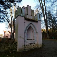 Výklenková kaplička v zámeckém parku ve Vlašimi