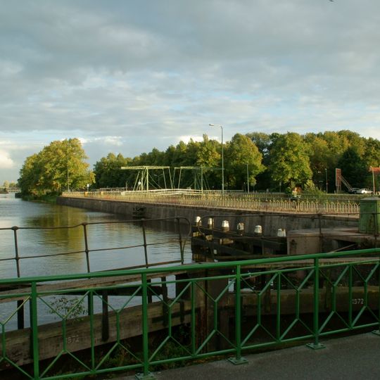 Sluiscomplex Merwedekanaal, 10 dienstwoningen