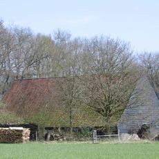 Met pannen gedekte houten tabaksschuur met beweegbaar ventilatie-systeem