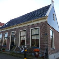 Laat hoekpandje met klein houten schot aan zijgevel