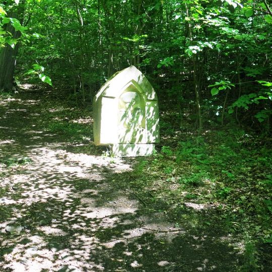 Kamenná plastika Zrození a smrt na zaniklé křížové cestě na Vintířovský vrch