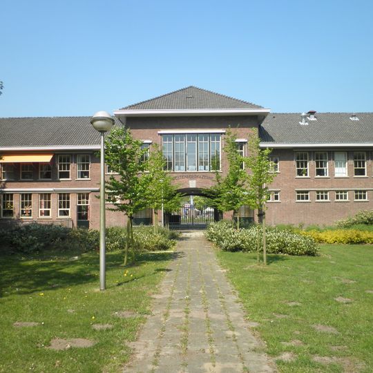 Poortgebouw van kazerne-complex , vormgegeven in een zakelijke stijl