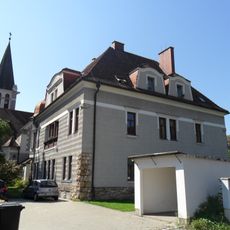 Evang. Pfarrhaus mit Verbindungsgang und Einfriedung