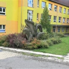 Socha Léda s labutí u školy v Bezručově ulici v Nejdku