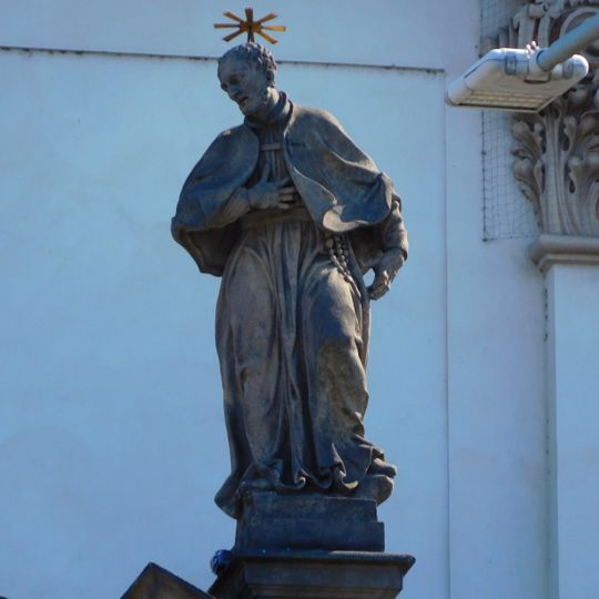 Sochy nad portálem kostela svatého Ignáce na Karlově náměstí