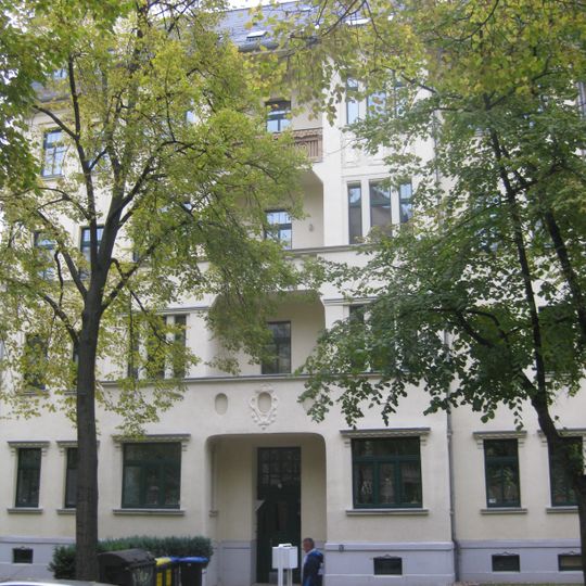 Mietshaus in geschlossener Bebauung konzipiert, mit Vorgarten Würzburger Straße 42