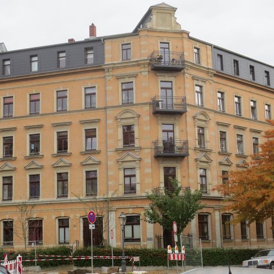 Mietshaus in geschlossener Bebauung in Ecklage, mit Vorgarten Josephinenstraße 19