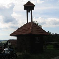 Zvonice u silnice na jižním okraji Žítkové