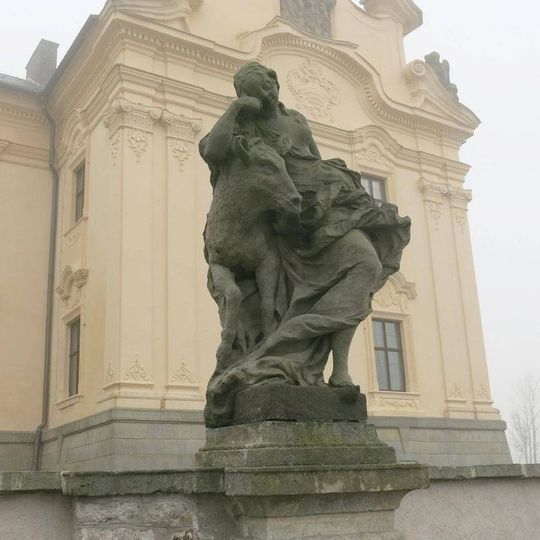 Socha alegorie Lenost na terase špitálu v Kuksu