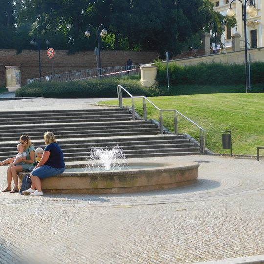 Kašna na Palackého náměstí ve Slavkově u Brna
