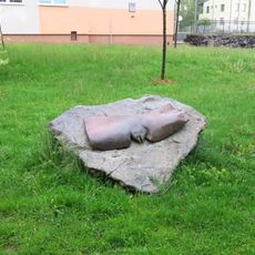 Plastika z kamene a kovu Poletucha u školy v Tyršově ulici v Bystřici nad Pernštejnem