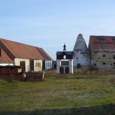 Historický holubník na nádvoří zámku v Rybňanech