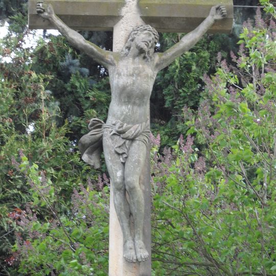 Kamenný kříž ve Vítězově na návsi