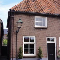 Woonhuis met lijstgevel en schilddak