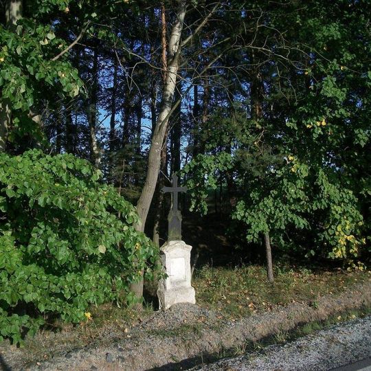 Kříž u Horního Hradiště na okraji lesa