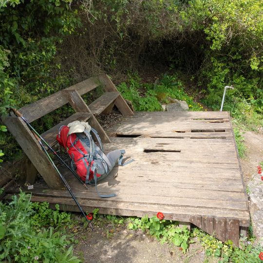 נקודת תצפית מעל קיבוץ הזורע עם ספסל ודק שבור מעץ. יש ברז מים בנקודה