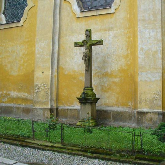 Kříž u zdi kostela svatého Jiří v Kostelci nad Orlicí