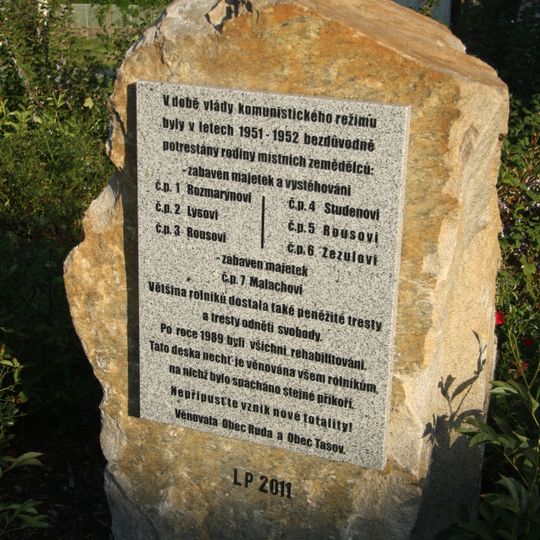 Pomník obětem kolektivizace ve Lhotce