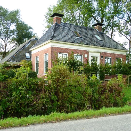 Voorm. rentenierswoning in ambachtelijk-traditionele stijl met hals en aangebouwde schuur
