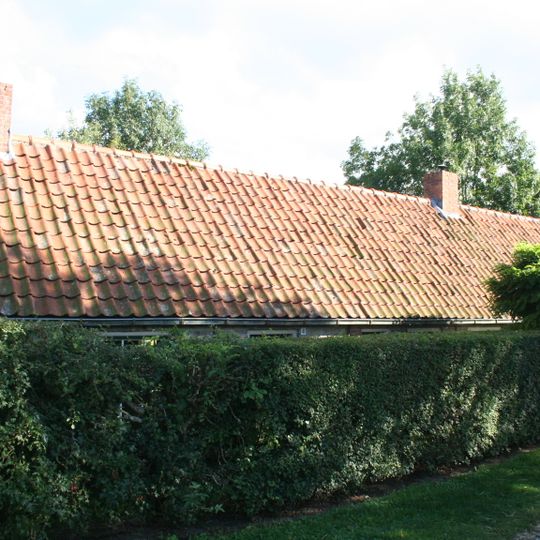 Pand zonder verdieping laag huisje onder zadeldak, oud-hollandse pannen