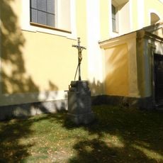 Kříž u kostela v Andělské Hoře