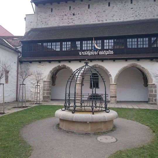 Kašna u Prácheňského muzea v Písku