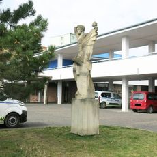 Socha před domem Vinařická 1425 v Jirkově