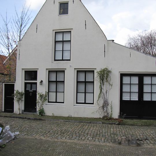 Huis met gepleisterde topgevel aan de straat
