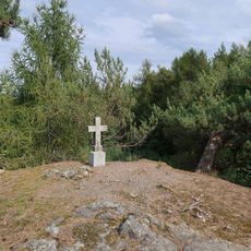 Kamenný kříž na vrchu Svatý Vojtěch
