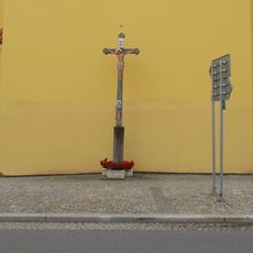 Kříž u kostela ve Vlachově Březí