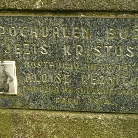 Kříž Aloise Řezníčka u silnice jižně od Kněževsi