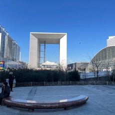 Les Bancs et la Pyramide noire