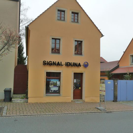 Wohnhaus, Scheune und Torpfeiler eines Bauernhofes Hauptstraße 10