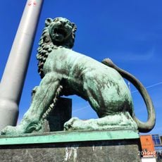 En løve på toppen av en pillar