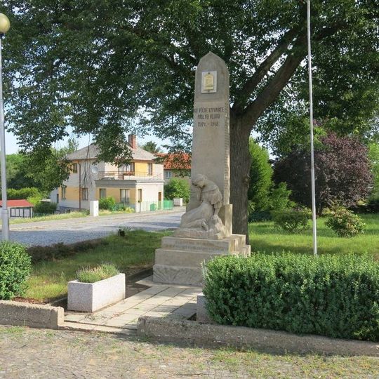 Pomník padlým v Komenského sadech v Bakově nad Jizerou