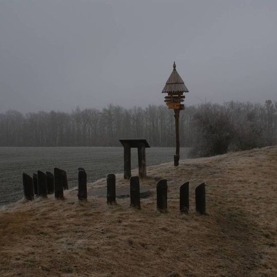 Sluneční hodiny na valu bývalého hradiště u Stradonic